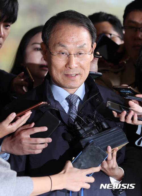 【서울=뉴시스】김진아 기자 = 이헌수 전 국가정보원 기획조정실장이 지난해 10월24일 서울 서초구 서울중앙지검에 박근혜 정부의 '화이트 리스트' 의혹과 관련해 피의자 신분으로 출석하던 중 취재진의 질문을 받고 있다. 2017.10.24. bluesoda@newsis.com