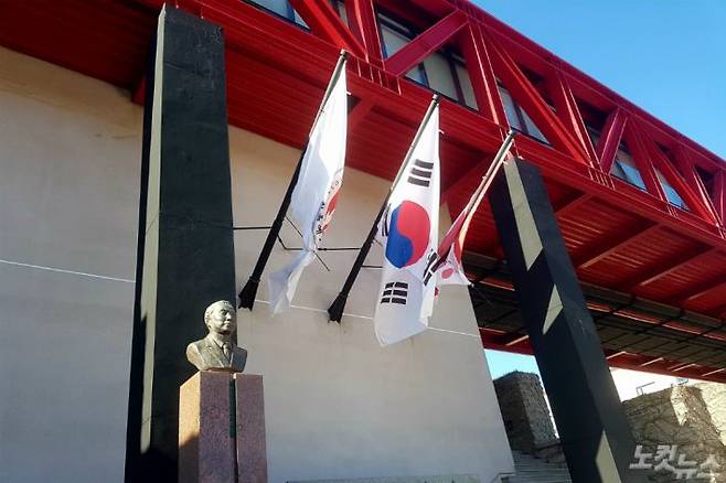 서울예술대 본관 앞에 세워진 '동랑 유치진 선생 상'. 대표적 친일 예술인으로 분류되는 그의 흉상 뒤로 태극기가 펄럭이고 있다. (사진=신병근 기자)