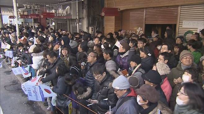 여자컬링팀 선수들을 기다리는 기타미 시민들 (출처: 일본NTV 방송화면 )