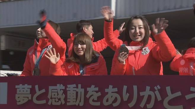 3월21일 기타미시에서  환영인파에 인사하는 LS기타미 선수들
