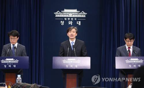 대통령 개헌안 설명하는 조국 수석 (서울=연합뉴스) 김주성 기자 = 청와대 조국 민정수석(가운데)이 22일 오전 청와대 춘추관에서 선거제도 개혁, 정부 형태, 사법제도, 헌법재판제도 등 문재인 대통령이 발의한 개헌안을 설명하고 있다. 왼쪽부터 진성준 정무기획비서관, 조국 민정수석, 김형언 법무비서관.       utzza@yna.co.kr