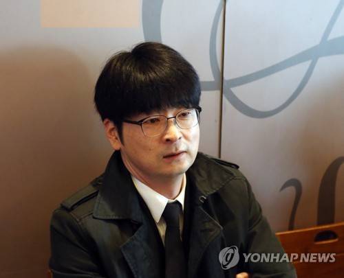 취재진과 인터뷰하는 탁현민 행정관 (베이징=연합뉴스) 김진방 특파원 = 우리 예술단의 평양공연 사전 점검을 위해 평양을 방문하는 탁현민 청와대 선임행정관이 22일 오후 중국 베이징 서우두 공항에서 출국에 앞서 취재진의 질문에 답하고 있다. chinakim@yna.co.kr