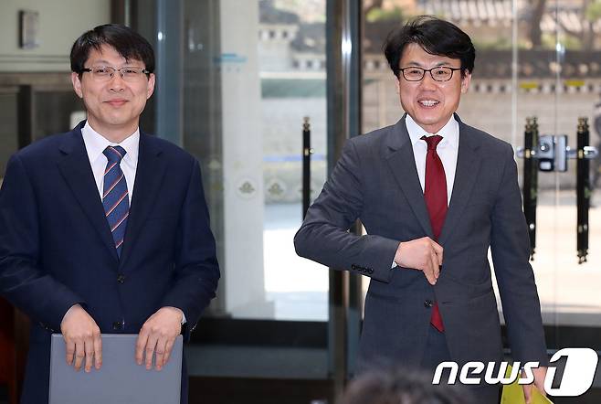 진성준 청와대 정무기획비서관(오른쪽)과 김형연 법무비서관이 23일 오전 서울 청와대 춘추관에서 선거연령 하향 등 개헌안에 대한 브리핑을 하기위해 브리핑장에 들어서고 있다.2018.3.23/뉴스1 © News1 박세연 기자