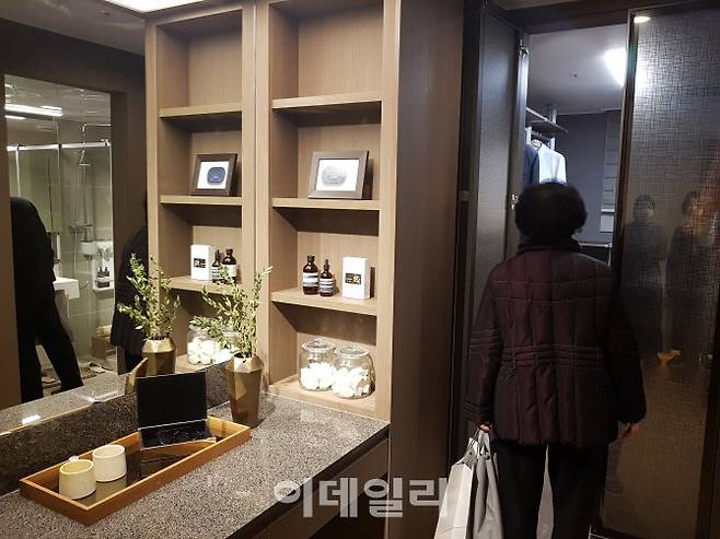 당산 센트럴 아이파크 전용면적 114㎡형 안방 화장대와 드레스룸.