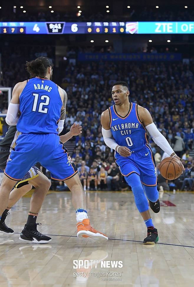 ▲ 스티브 아담스(왼쪽)와 러셀 웨스트브룩의 콤비 플레이가 오클라호마시티 선더를 승리로 이끌었다.