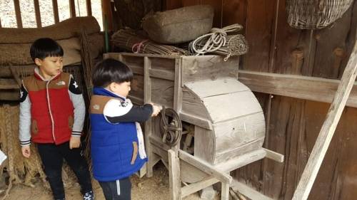 화전민촌에서 풍로를 체험해보는 어린이들.(성연재 기자)