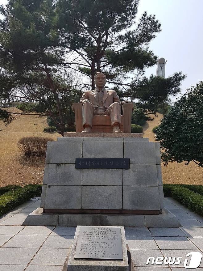 독립유공자 및 유족 독립단체들의 연합회인 항일독립운동가연합회는 최근 '인촌 김성수'의 고향인 고창군에 인촌의 동상을 철거와 함께 그의 친일행적에 대한 안내문을 설치하겠다고 밝혔다. 전북 고창군 고창읍 새마을공원 내 인촌 김성수 동상.2018.03.25/뉴스1?News1 박제철 기자