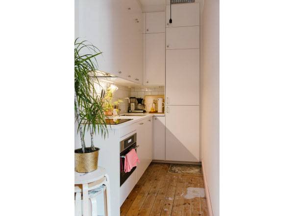 화이트톤으로 꾸민 부엌. 1인 가구에 맞게 아기자기하다./ www.nooks.se