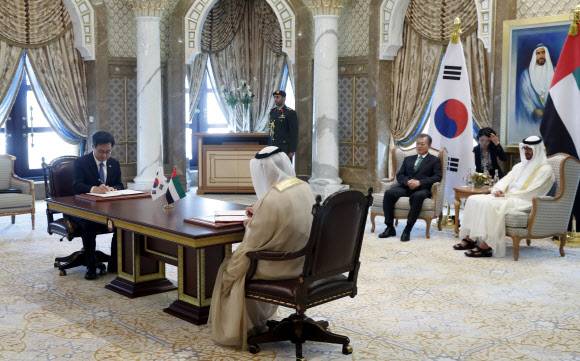 경제장관 MOU 체결 지켜보는 文대통령 - 김동연(왼쪽 첫 번째) 경제부총리 겸 기획재정부 장관과 솔탄 빈 사이드 알 만수리 아랍에미리트(UAE) 연방 경제부 장관이 25일 아부다비 대통령궁에서 문재인 대통령과 무함마드 빈 자이드 알 나하얀(오른쪽 첫 번째) 아부다비 왕세제가 지켜보는 가운데 중소기업 및 혁신 양해각서(MOU)를 체결하고 있다. 아부다비 연합뉴스