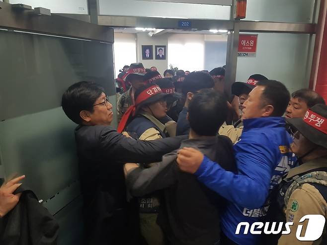 금속노조 STX조선지회가 27일 오후 경남 창원시 성산구 민주당 경남도당 당사를 기습 점거했다. 노조와 도당 관계자들이 승강이를 벌이고 있다.20183.27/뉴스1 © News1 강대한 기자