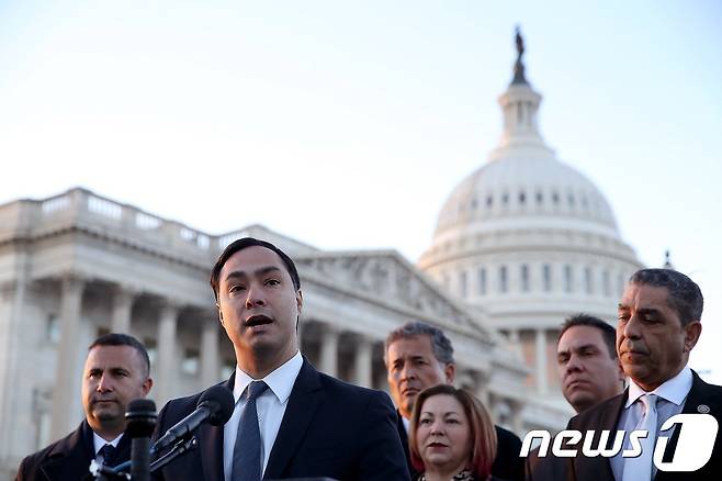 호아킨 카스트로(왼쪽에서 2번째) 미국 하원 정보위원회 민주당 간사. © AFP=뉴스1