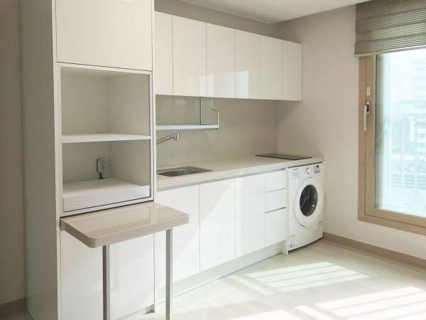 임대용 주택의 주방. 싱크대와 드럼세탁기, 접이식 미니식탁, 상부 및 하부장, 2구 인덕션 등이 설치됐다. /얼론투게더 제공