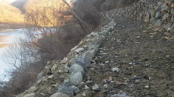 트래킹 코스 조성으로 훼손된 경기도 연천군 한탄강 주상절리와 현무암 지대. 전익진 기자