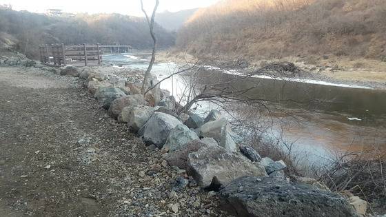 트래킹 코스 조성으로 훼손된 경기도 연천군 한탄강 주상절리와 현무암 지대. 전익진 기자