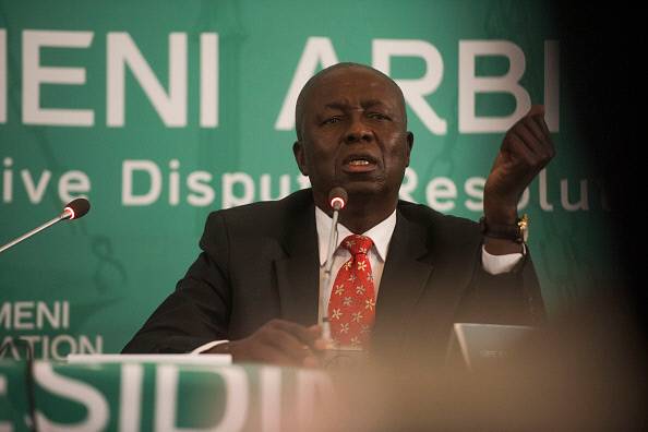 에시디메니 청문회의 진행을 맡은 디캉 모세네케 전 부대법원장이 1월22일(현지시간) 청문회에 참석해 발언하고 있다. 모세네케 부대법원장은 지난 19일 열린 마지막 청문회에서 “주정부의 조치는 무분별했고 결코 정당화될 수 없다”며 환자 1명 당 각각 120만 남아공란드(약1억 1042만원)의 배상금을 지급하라는 판결을 내렸다. 게티이미지코리아.