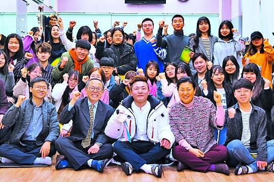 아이스슬레지하키 국가대표 최광혁 선수(앞줄 가운데)가 27일 모교인 여명학교를 방문해 교사, 후배들과 함께 “미라클”을 외쳤다. 신현가 인턴기자