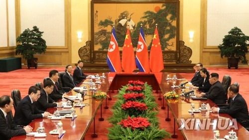 김정은 북한 노동당 위원장과 시진핑 중국 국가주석이 중국 베이징 인민대회당에서 회담을 하고 있다. 김정은 노동당 위원장이 부인 리설주와 함께 25-28일 중국을 방문했다고 북한 조선중앙통신이 28일 보도했다.  [신화/AP=연합뉴스]