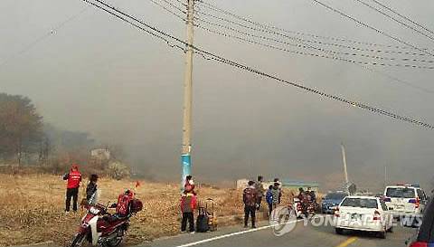 고성 산불…대피하는 주민들 (고성=연합뉴스) 28일 오전 강원 고성군 간성읍 야산에서 발생한 산불이 강한 바람을 타고 확산하자 주민들이 안전한 곳으로 대피하고 있다. 2018.3.28 [고성경찰서 제공=연합뉴스]      jlee@yna.co.kr