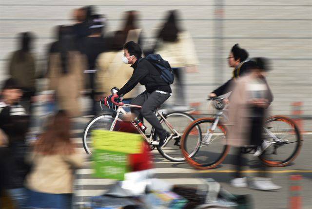 휴일인 25일 서울 한강시민공원 여의도지구에서 자전거 이용자들이 보행자 사이를 내달리고 있다. 공원 입구와 배달존 주변을 지나는 자전거도로는 보행자부터 로드바이크 동호인들까지 다양한 사람들이 뒤엉키면서 아슬아슬한 상황이 자주 벌어진다.
