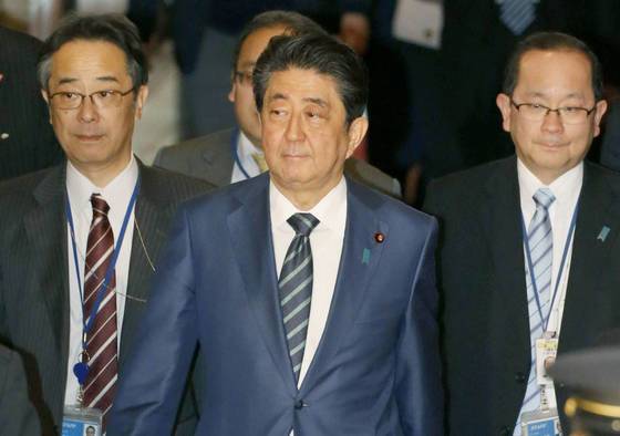아베 신조(安倍晋三) 일본 총리가 지난 1일 참의원 예산위원회에 참석하기 위해 회의실로 향하고 있다. [교도=연합뉴스]
