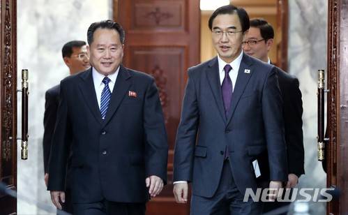 【파주=뉴시스】 사진공동취재단 = 조명균 통일부장관과 리선권 조국평화통일위원회(조평통) 위원장이 29일 오전 판문점 북측 통일각에서 열린 남북 고위급회담을 위해 회담장으로 들어서고 있다. 2018.03.29. photo@newsis.com