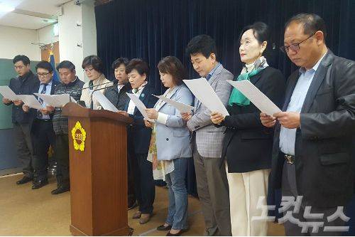 수원과 의왕지역 시의원들이 29일 경기도의회에서 더불어민주당 이재명 경기도지사 예비후보의 사과를 요구하는 성명을 발표하고 있다.(사진=고태현기자)