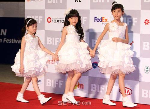 2011년 부산 해운대 영화의전당에서 열린 '제16회 부산국제영화제' 레드카펫행사에 배우 (왼쪽 부터) 김예론, 김아론, 김새론이 참석하고 있다.