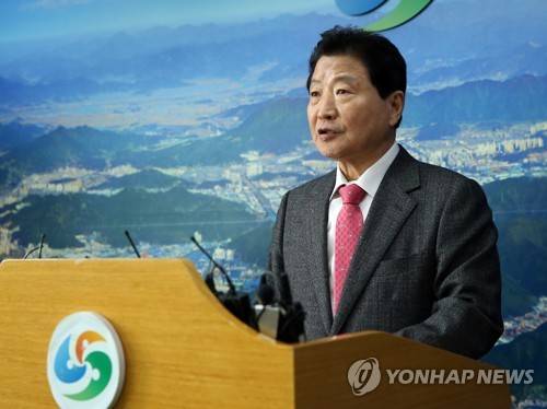 긴급 기자회견 하는 안상수 창원시장 (창원=연합뉴스) 중앙당의 창원시장 후보 공천에서 탈락한 것으로 알려진 안상수 경남 창원시장이 29일 긴급 기자회견을 열어 입장을 밝히고 있다.  2018.3.29