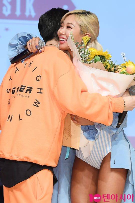 플로우식(왼쪽)이 30일 서울 청담동 일지아트홀에서 열린 협업 앨범 ‘All I Need(올 아이 니드)’ 발매 기념 쇼케이스에서 제시에게 금목걸이, 금귀걸이, 꽃을 선물한 후 감사의 포옹을 하고 있다. / 사진=이승현 기자 lsh87@