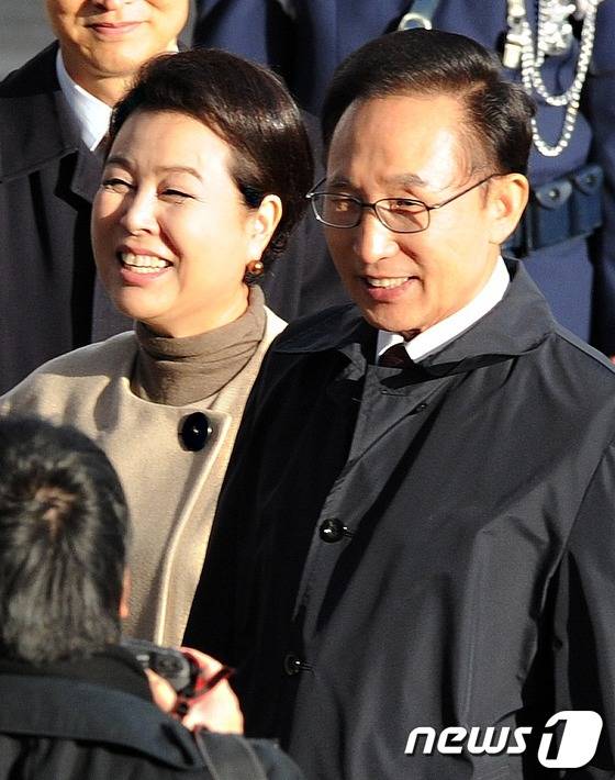 이명박 전 대통령과 부인 김윤옥 여사가 4박5일간의 인도네시아와 태국 해외순방을 마치고 11일 오후 경기도 성남 서울공항을 통해 입국하고 있다. 2012.11.11/뉴스1