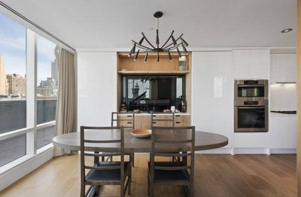 높이 3m쯤 되는 큰 창문이 있어 채광이 좋다. /elledecor.com