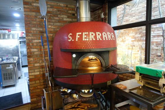 서울 서초동 ‘심빠띠아’에 설치한 가스 화덕. 나폴리 피자협회가 공식 인증한 ‘스테파노 페라라’ 제품으로 현지 기술자들이 자재를 가지고 와서 설치했다. 피자도 굽지만 팬에서 초벌 구운 스테이크를 재벌 굽기도 하고 식전빵을 데울 때 쓰기도 한다.