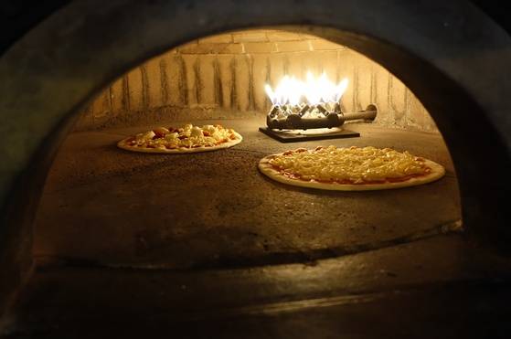 화덕에 들어간 지 12초 후. 피자에 올린 치즈가 녹기 시작했다.