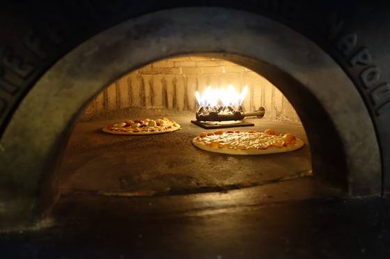 1분 8초가 지나자 피자의 치즈는 형체가 보이지 않을 정도로 녹았다.