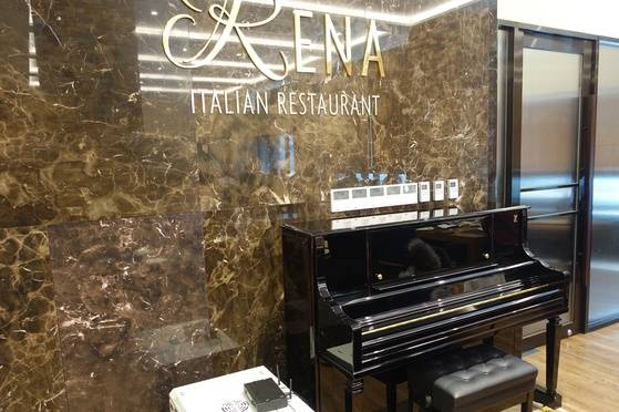 한상훈 셰프의 레스토랑에는 양쪽 다 피아노가 있다. 음악을 전공한 한 셰프가 직접 연주도 하고, 손님들이 하기도 한다. 서울 서소문 ‘R.ENA’의 피아노.