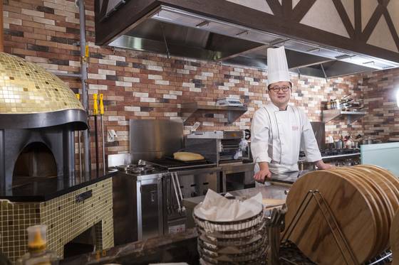 지난 1월 2일 문을 연 서울 서소문 ‘R.ENA’ 레스토랑 주방에 서 있는 한상훈 셰프.