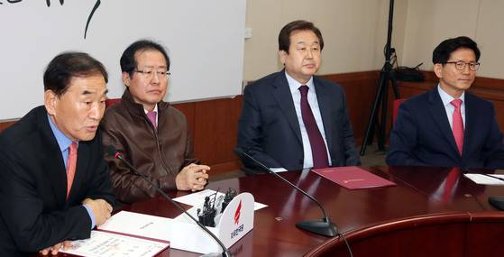 30일 서울 여의도 자유한국당사에서 열린 '사회주의 개헌저지 투쟁본부 위원장 임명장 수여식에서 이재오 상임고문이 이야기하고 있다. 변선구 기자