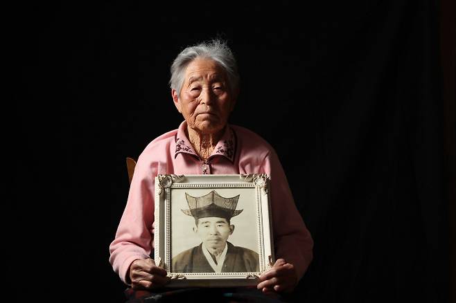 너무나 그립습니다 4·3 생존자인 표선면 가시리 한신화 할머니가 항쟁을 함께 겪었다가 먼저 세상을 떠난 남편 양달천씨의 영정을 들고 있다. 할머니는 4·3 때 잃은 4살 아들을 70년 동안 가슴에 묻고 살고 있다. 제주4·3평화재단은 2016년 할머니에게 ‘제주4·3어버이상’을 수여했다.