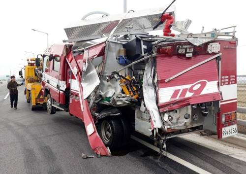 '종잇장처럼 구겨진 소방펌프 차량'      (아산=연합뉴스) 이은중 기자 = 30일 오전 9시 46분께 충남 아산시 둔포면 신남리 43번 국도에서 25t 트럭이 개를 포획하려고 도롯가에 주차한 소방펌프 차량을 추돌하면서 여성 소방관 1명과 소방관 임용 예정 여성 교육생 2명 등 모두 3명이 숨졌다. 사고 현장에 종잇장처럼 구겨진 소방펌프 차량이 세워져 있다. 2018.3.30