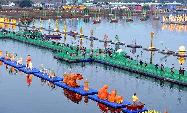 지난 2016년 9~10월에 충남 공주 공산성 앞 금강 신광공원에서 열린 제62회 백제문화제 개막식 모습. [프리랜서 김성태]