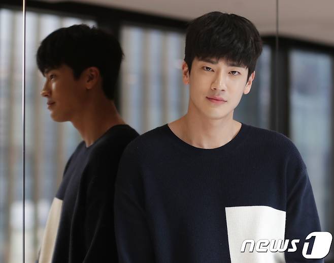 최근 종영한 드라마 '미스티'에 출연한 배우 구자성이 29일 오후 서울 종로구 뉴스1 본사에서 인터뷰를 하기에 앞서 포즈를 취하고 있다. 2018.3.30/뉴스1 © News1 이재명 기자