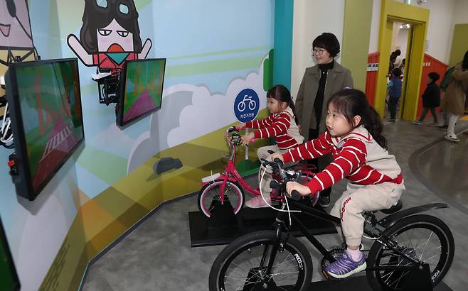 어린이들이 2층 교통안전체험관에서 자전거 안전 체험을 하고 있다. 우상조 기자