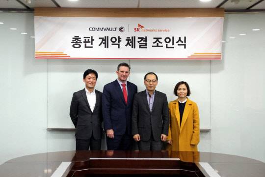컴볼트와 SK네트웍스서비스가 2일 서울 중구 SK네트웍스 본사에서 총판계약을 체결했다. 이날 김광호 SK네트웍스서비스 IT솔루션사업본부 클라우드솔루션 영업팀장(왼쪽부터), 매튜 존스턴 컴볼트 아세안지역 부사장, 박용진 SK네트웍스서비스 IT솔루션사업본부장, 고목동 컴볼트코리아 대표가 기념사진을 촬영하고 있다.  컴볼트코리아 제공