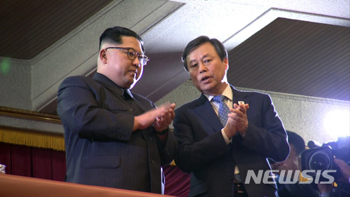 【평양=뉴시스】평양공연 사진공동취재단 = 남측예술단 공연장 방문한 김정은 북한 노동당 위원장    1일 오후 평양 동평양대극장에서 '봄이 온다'라는 주제로 열린 '남북평화협력기원 남측예술단 평양공연'에서 도종환 문체부 장관과 대화하고 있다. 2018.4.1  (사진=방송캡처)   photo@newsis.com