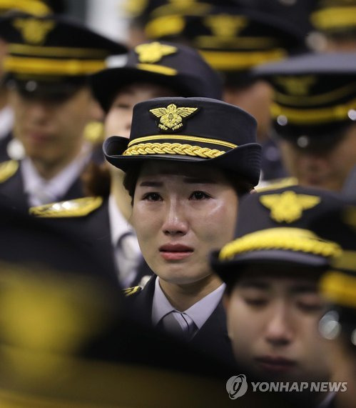 눈 앞을 가리는 슬픔 (아산=연합뉴스) 양영석 기자 = 2일 충남 아산 이순신체육관에서 열린 순직 소방공무원과 임용 예정 교육생의 합동 영결식을 찾은 동료 소방관들이 눈물을 흘리고 있다. 소방관과 소방관 임용 예정 교육생 등 3명은 지난 30일 43번 국도변에서 개 포획활동을 벌이던 중 25t 화물차가 추돌한 소방펌프카에 치여 숨졌다. 2018.4.2 youngs@yna.co.kr