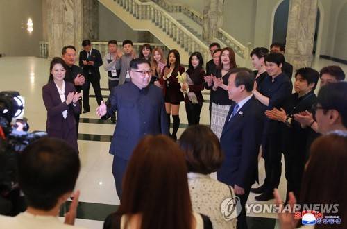 남측 예술단과 이야기하는 김정은 (평양 조선중앙통신=연합뉴스) 김정은 북한 노동당 위원장이 지난 1일 평양 동평양대극장에서 열린 남측 예술단 공연 '봄이 온다'를 관람한 뒤 도종환 문화체육관광부 장관과 출연자 등을 만나 이야기를 나누고 있다. 2018.4.2  [국내에서만 사용가능. 재배포 금지. For Use Only in the Republic of Korea. No Redistribution]      photo@yna.co.kr