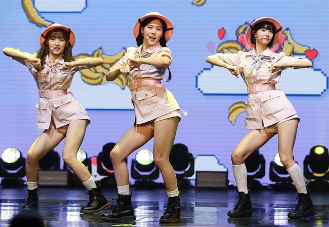 오마이걸의 유닛그룹 '오마이걸 반하나'의 아린(왼쪽부터), 효정, 비니가 3일 서울 중구 회현동 신세계메사홀에서 열린 오마이걸 반하나 팝업 앨범 '바나나 알러지 원숭이' 쇼케이스에서 신곡 무대를 선보이고 있다. 연합뉴스