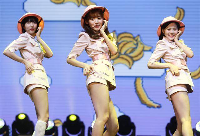 오마이걸의 유닛그룹 '오마이걸 반하나'의 비니(왼쪽부터), 아린, 효정이 3일 서울 중구 회현동 신세계메사홀에서 열린 오마이걸 반하나 팝업 앨범 '바나나 알러지 원숭이' 쇼케이스에서 신곡 무대를 선보이고 있다. 연합뉴스
