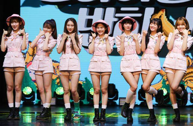그룹 오마이걸이 3일 서울 중구 회현동 신세계메사홀에서 열린 오마이걸 반하나 팝업 앨범 '바나나 알러지 원숭이' 쇼케이스에서 신곡 무대를 선보이고 있다. 연합뉴스