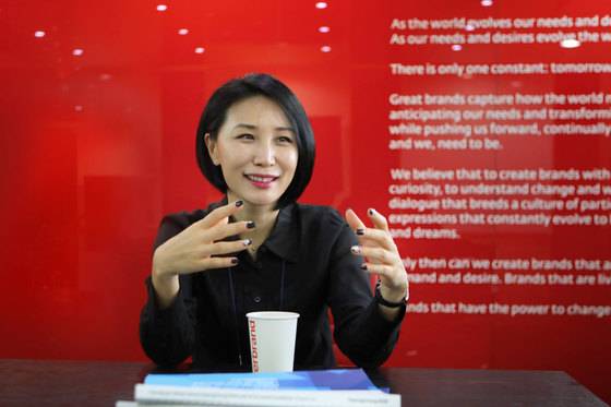 평창겨울올림픽에서 '한글 눈꽃'을 비롯한 룩 디자인을 담당했던 인터브랜드의 황유진 전무.